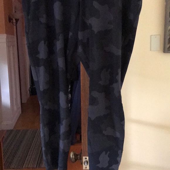 Torrid Dark Camo athletic legging with 3 pockets - Picture 2 of 4